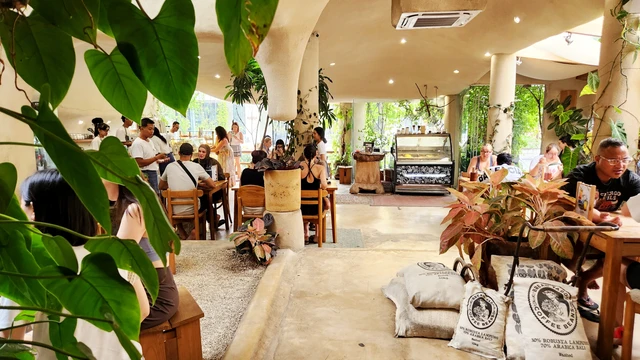 Cafe Garden di Bali yang Selalu Ramai Turis Asing Saat Brunch