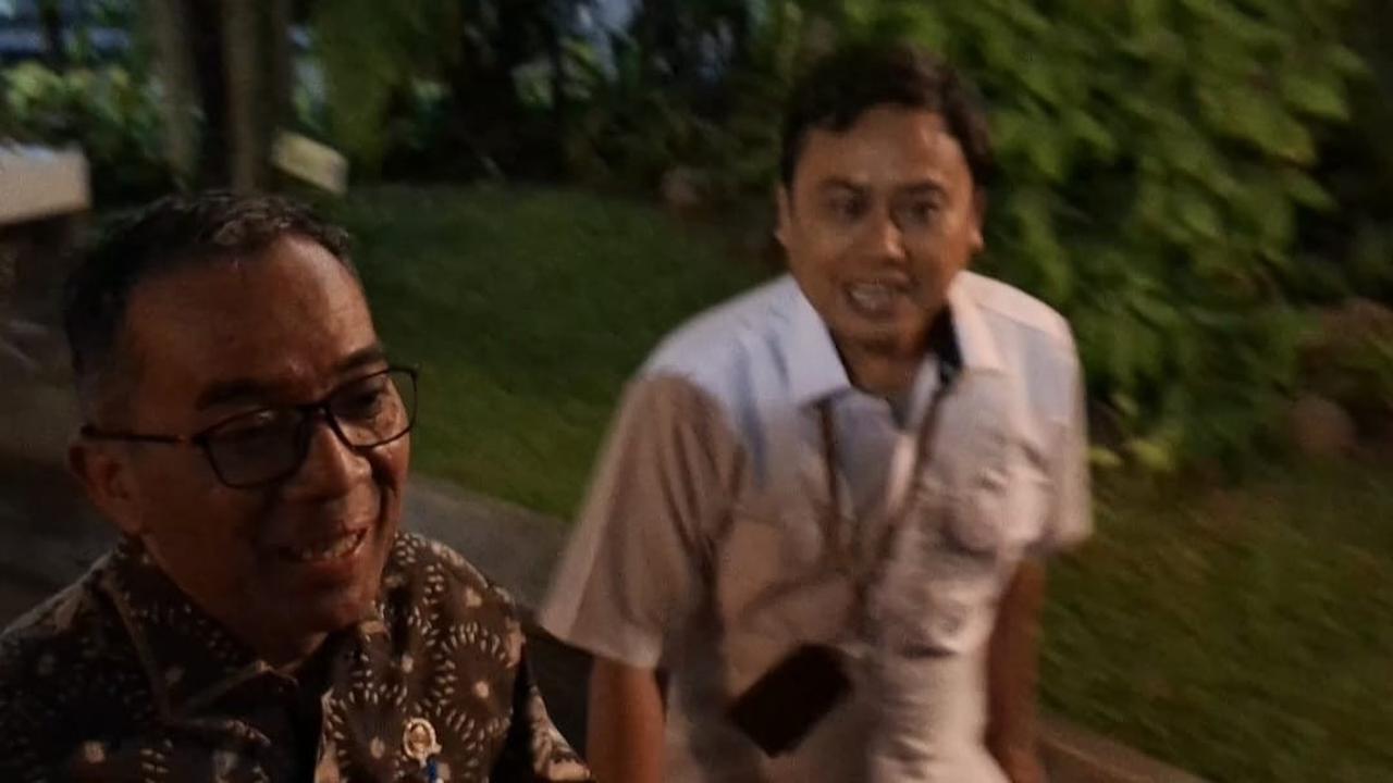 Mendiktisaintek Brian Yuliarto tiba di Istana Kepresidenan Jakarta pada malam hari