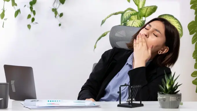 Minum air putih untuk membantu mengurangi rasa ngantuk saat bekerja