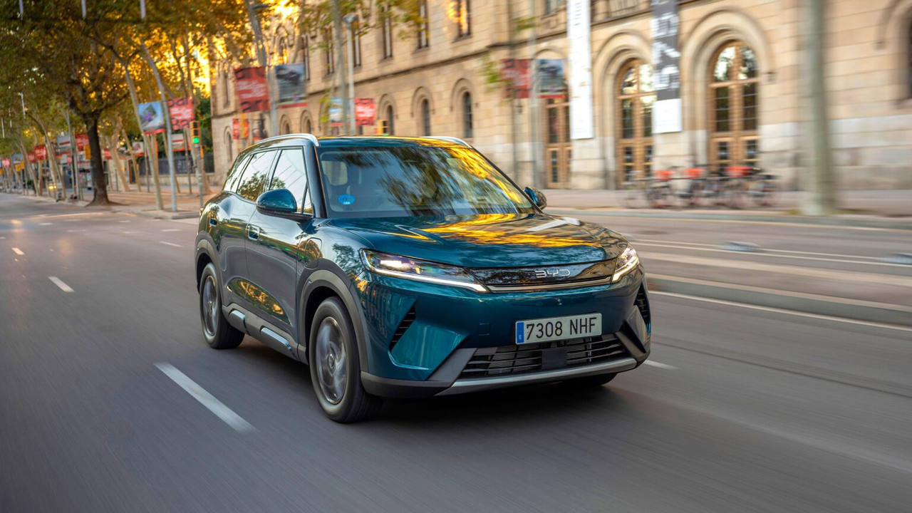 BYD Seagull dengan sensor LiDAR di atap kendaraan untuk sistem bantuan mengemudi canggih