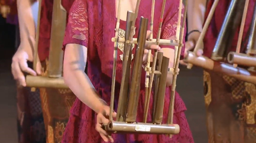 Angklung sebagai alat musik tradisional Sunda dalam pertunjukan budaya Indonesia