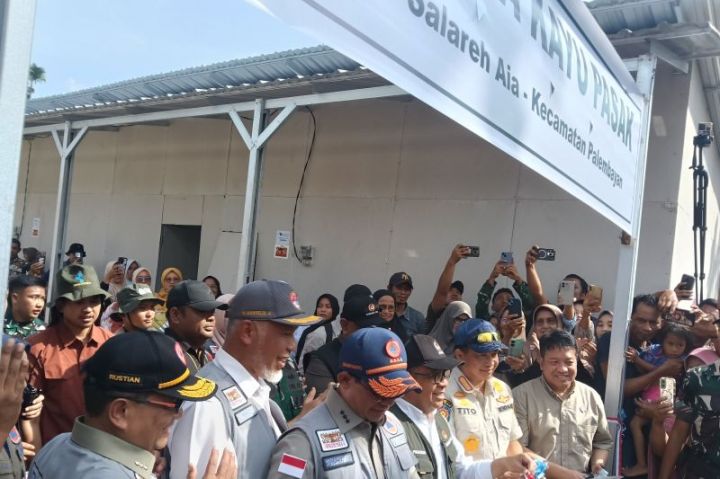 Menteri Koordinator Pembangunan Manusia dan Kebudayaan (Menko PMK), Pratikno, bersama Menteri Dalam Negeri, Muhammad Tito Karnavian serta Kepala BNPB, Letjen TNI Suharyanto resmikan penempatan huntara oleh korban bencana di Sumbar.