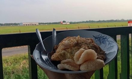 Nikmati Nasi Goreng Sambil Menonton Pesawat Lepas Landas