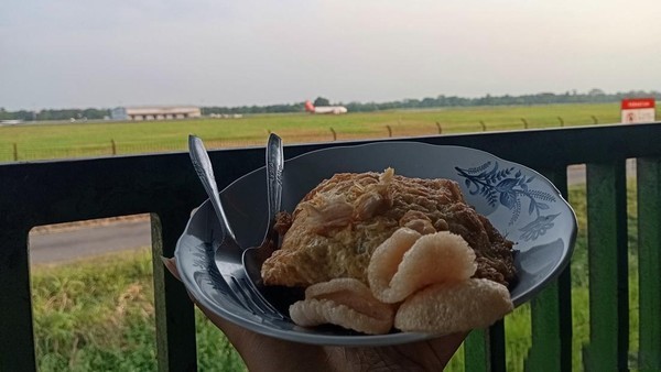 Nikmati Nasi Goreng Sambil Menonton Pesawat Lepas Landas