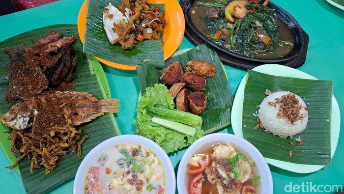 Warung Tarra Wisma Gading Permai dengan menu lalapan malam