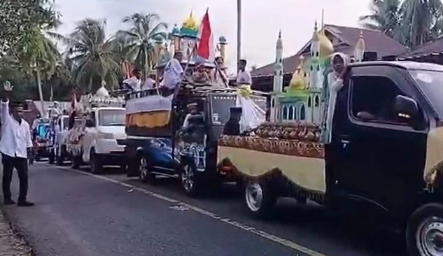 Warga Pulau Osi mengarak dulang berisi makanan dalam tradisi Antar Dulang di Maluku.