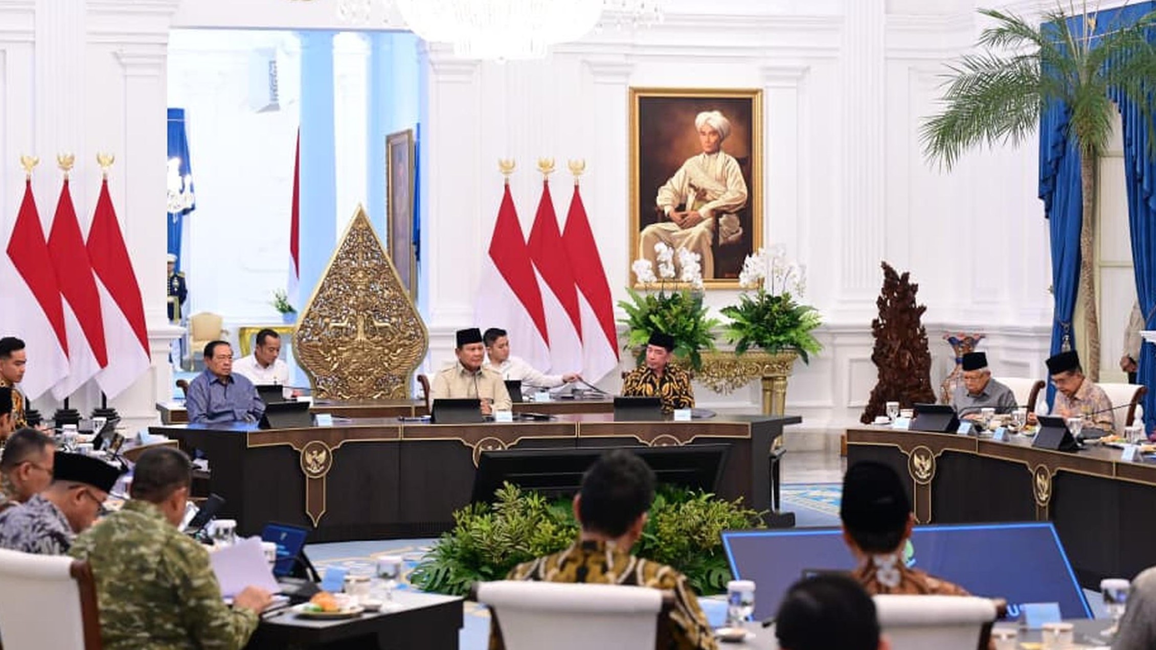 Surya Paloh memberikan keterangan pers usai bertemu Presiden Prabowo di Istana Merdeka