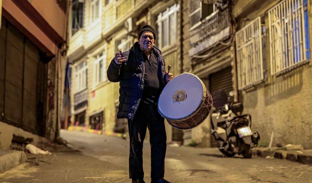 Unik! Tradisi Penabuh Drum Sahur di Turki Saat Ramadan