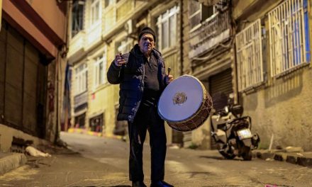 Unik! Tradisi Penabuh Drum Sahur di Turki Saat Ramadan