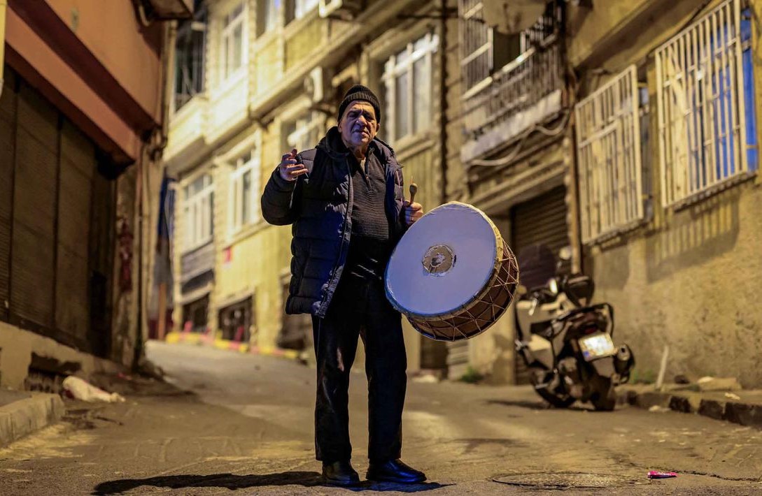 Penabuh drum Ramadan berkeliling membangunkan sahur di Istanbul