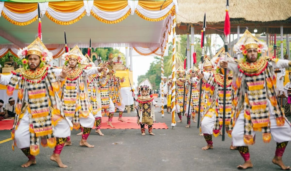 Masyarakat Gianyar menampilkan tari sakral dalam Tawur Agung Kesanga sebagai bagian ritual penyucian sebelum Hari Raya Nyepi.