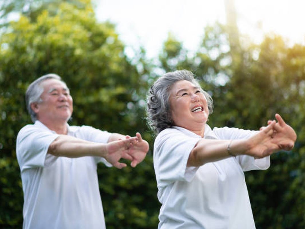 ilustrasi pola pikir positif membantu seseorang tetap awet muda.