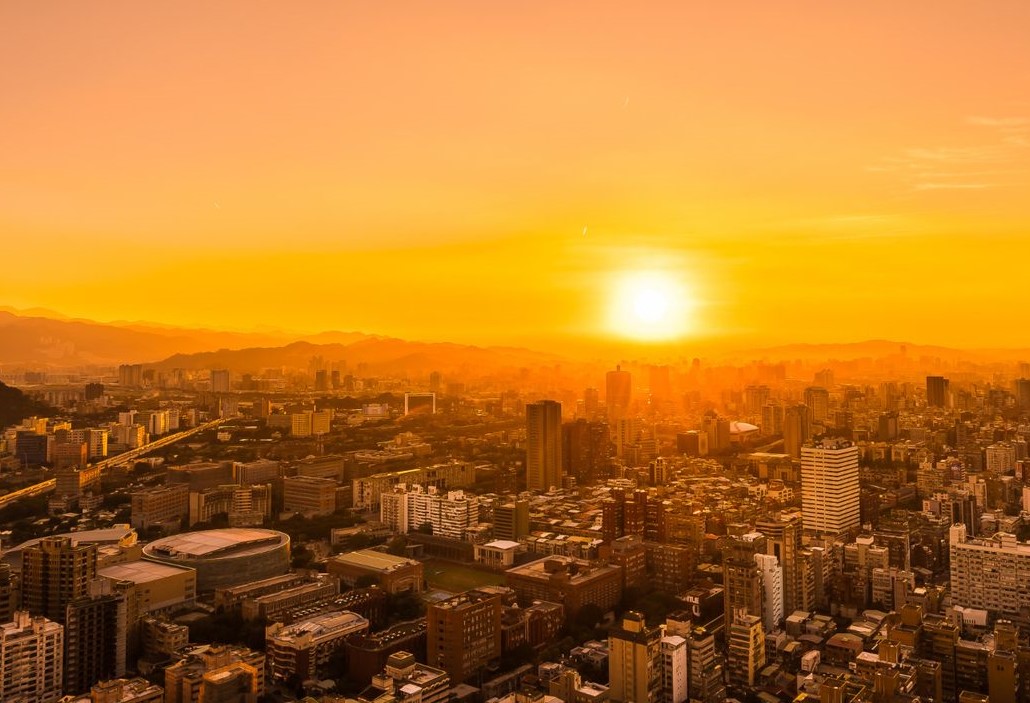 Cuaca panas di Indonesia dengan matahari terik di siang hari