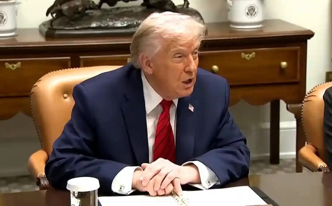 Presiden AS Donald Trump saat bertemu dengan wartawan di Gedung Putih, Kamis (11/12/2025). Trump menyatakan kedongkolannya karena negara sekutu AS termasuk negara yang tergabung dalam NATO ogah membantu AS mengamankan Selat Hormuz yang kini dikuasai penuh Iran.Artikel ini telah tayang di Tribunnews.com dengan judul Poin-Poin Serangan Donald Trump ke NATO: 40 Tahun Dilindungi Tapi Ogah Bantu AS di Hormuz, https://www.tribunnews.com/internasional/7806095/poin-poin-serangan-donald-trump-ke-nato-40-tahun-dilindungi-tapi-ogah-bantu-as-di-hormuz.
Penulis: Hasiolan Eko P Gultom.