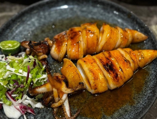 Suasana restoran Amanaia Jakarta dengan hidangan nasi liwet dan cumi bakar untuk acara halalbihalal keluarga