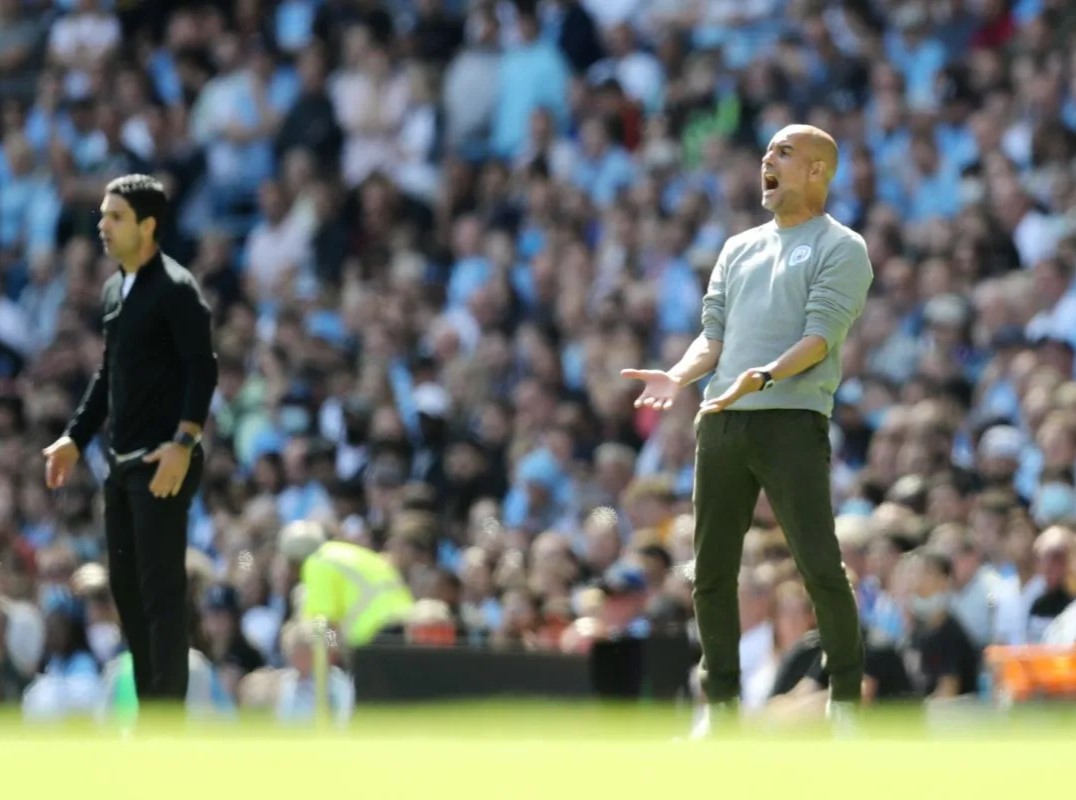 Mikel Arteta dan Pep Guardiola jelang final Piala Liga Inggris 2025/2026