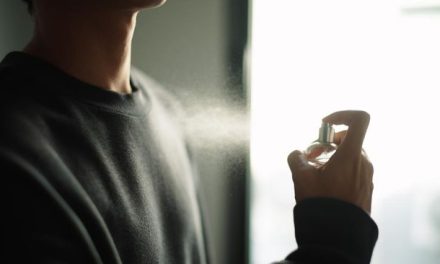 Amankah Semprot Parfum di Leher? Ini Penjelasan Ilmiahnya