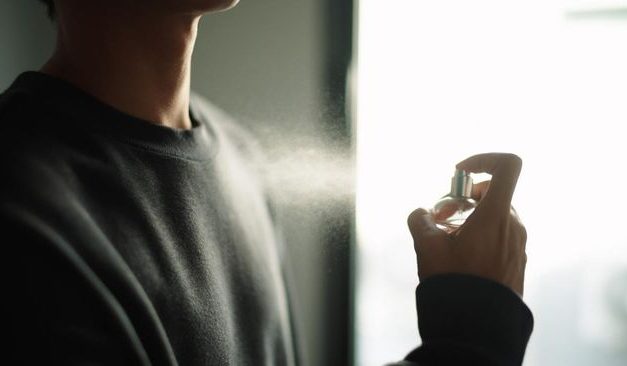 Amankah Semprot Parfum di Leher? Ini Penjelasan Ilmiahnya