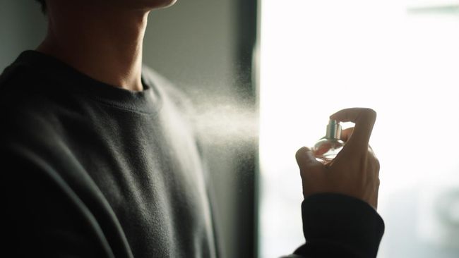 Amankah Semprot Parfum di Leher? Ini Penjelasan Ilmiahnya