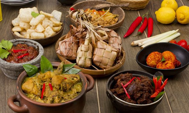 Makan Berlebihan saat Lebaran Bisa Ganggu Pencernaan