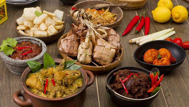 Makan Berlebihan saat Lebaran Bisa Ganggu Pencernaan