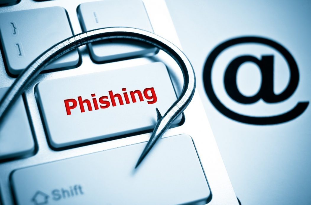 ilustrasi penipuan phishing melalui chat di HP