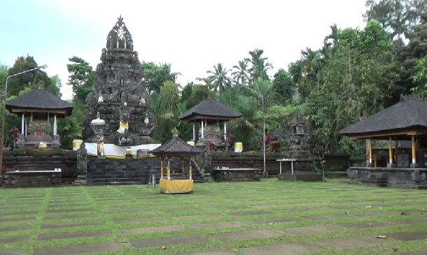 Pura Mandara Giri Semeru Agung di kaki Gunung Semeru Jawa Timur