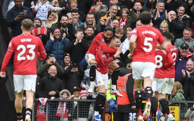 pertandingan MU vs Aston Villa di Old Trafford