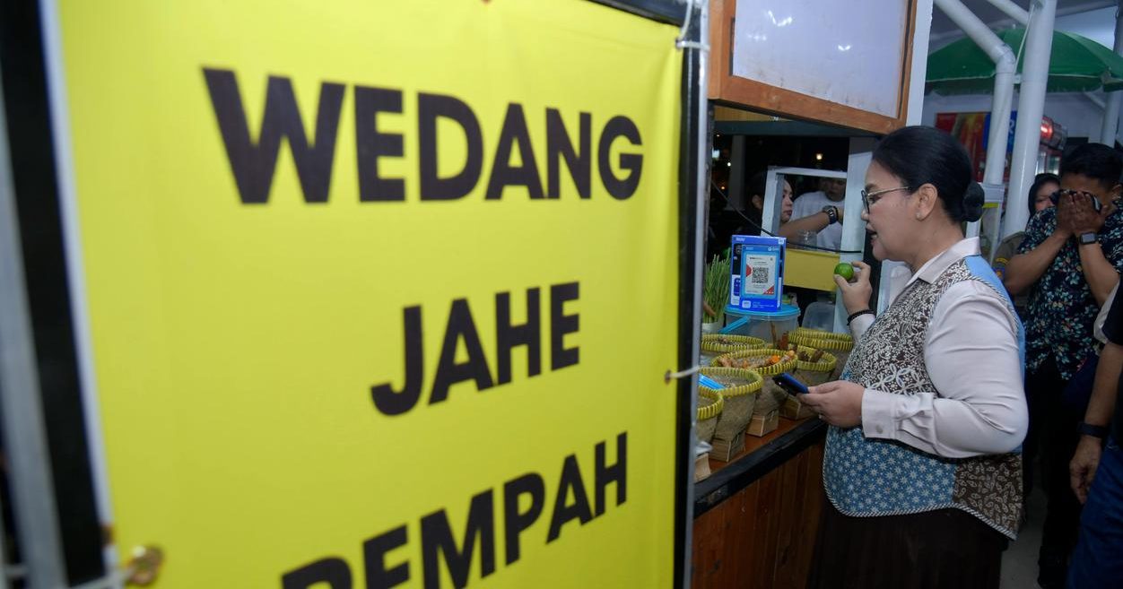 Suasana pusat kuliner malam di Semarang