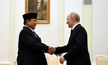 Foto Prabowo dan Putin di Kremlin, Jabat Tangan Penuh Makna