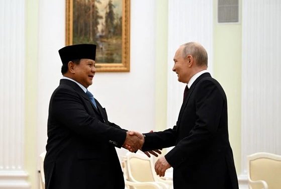 Foto Prabowo dan Putin di Kremlin, Jabat Tangan Penuh Makna