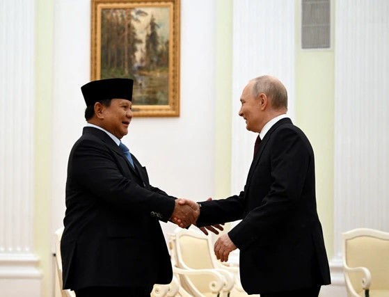 Prabowo Subianto berjabat tangan dengan Vladimir Putin di Istana Kremlin