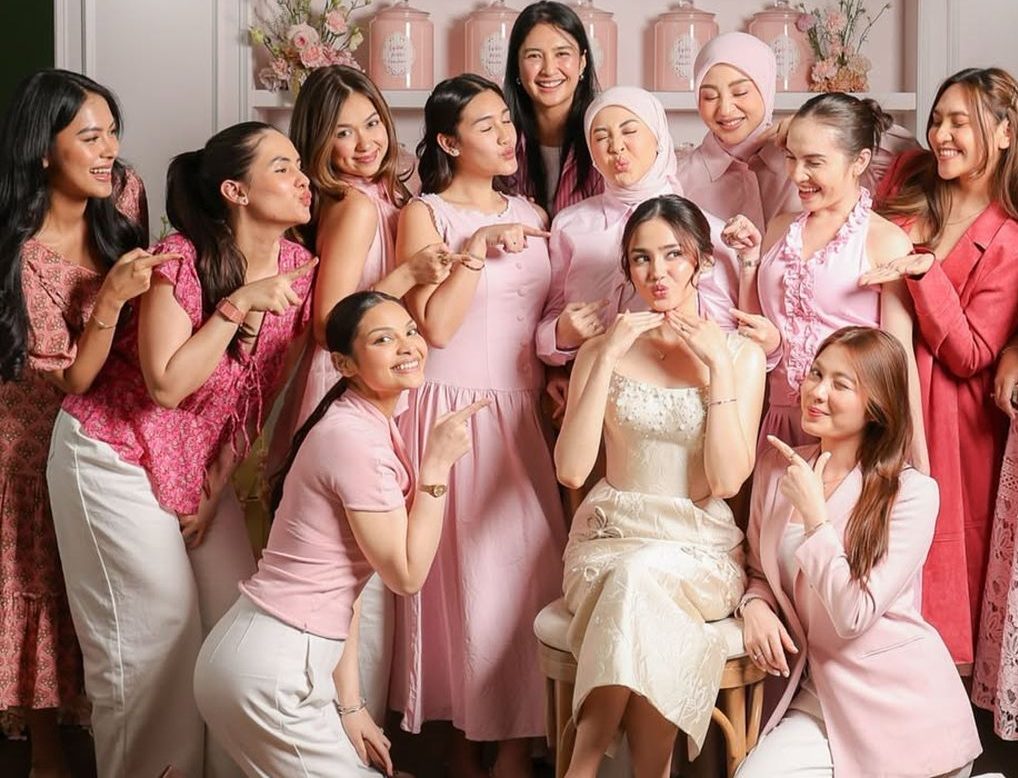 Syifa Hadju saat bridal lunch dengan outfit putih elegan