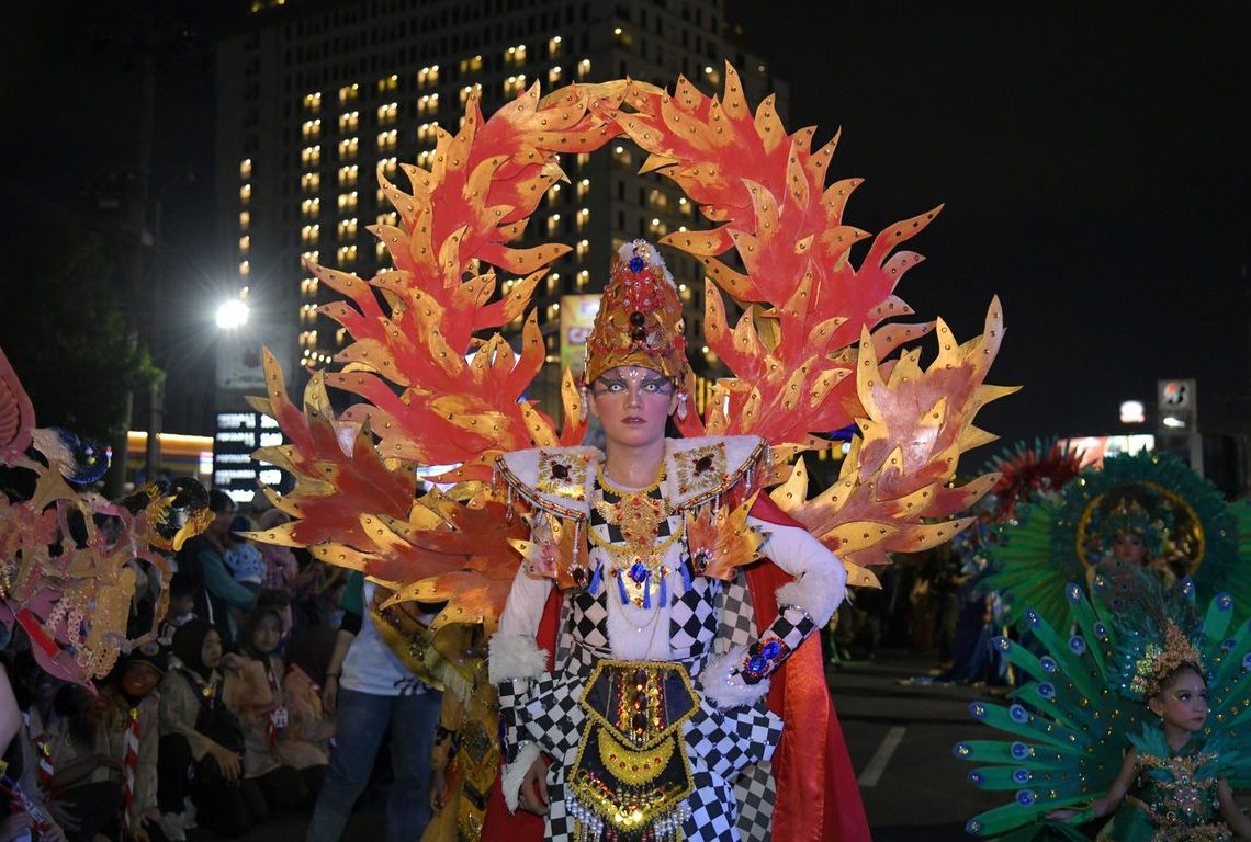 Parade kostum Semarang Night Carnival 2026 di jalan protokol