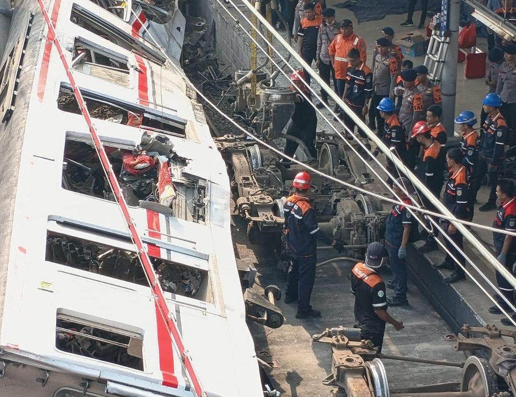 Petugas mengevakuasi korban kecelakaan kereta api di Bekasi