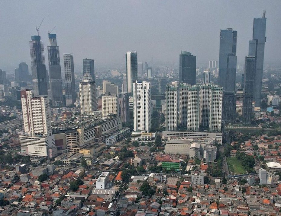Kondisi wilayah Jakarta yang mengalami penurunan tanah akibat penggunaan air tanah berlebihan dan kenaikan permukaan laut