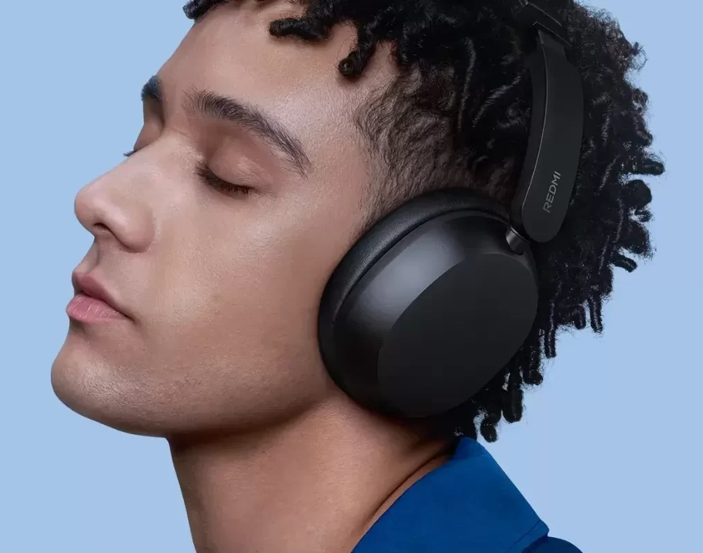 Redmi Headphones Neo menawarkan fitur ANC 42 dB dan baterai tahan hingga 72 jam.