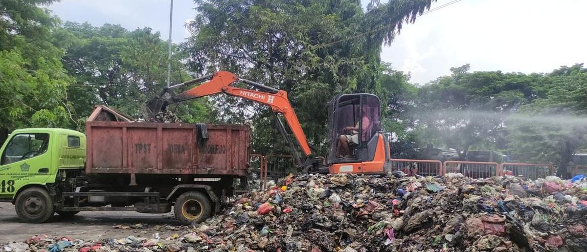 Tumpukan sampah menggunung di Jalan Air Baik Paal Satu Belitung