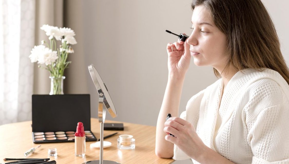 Jangan Sepelekan Sisa Makeup, Mata Bisa Terkena Infeksi