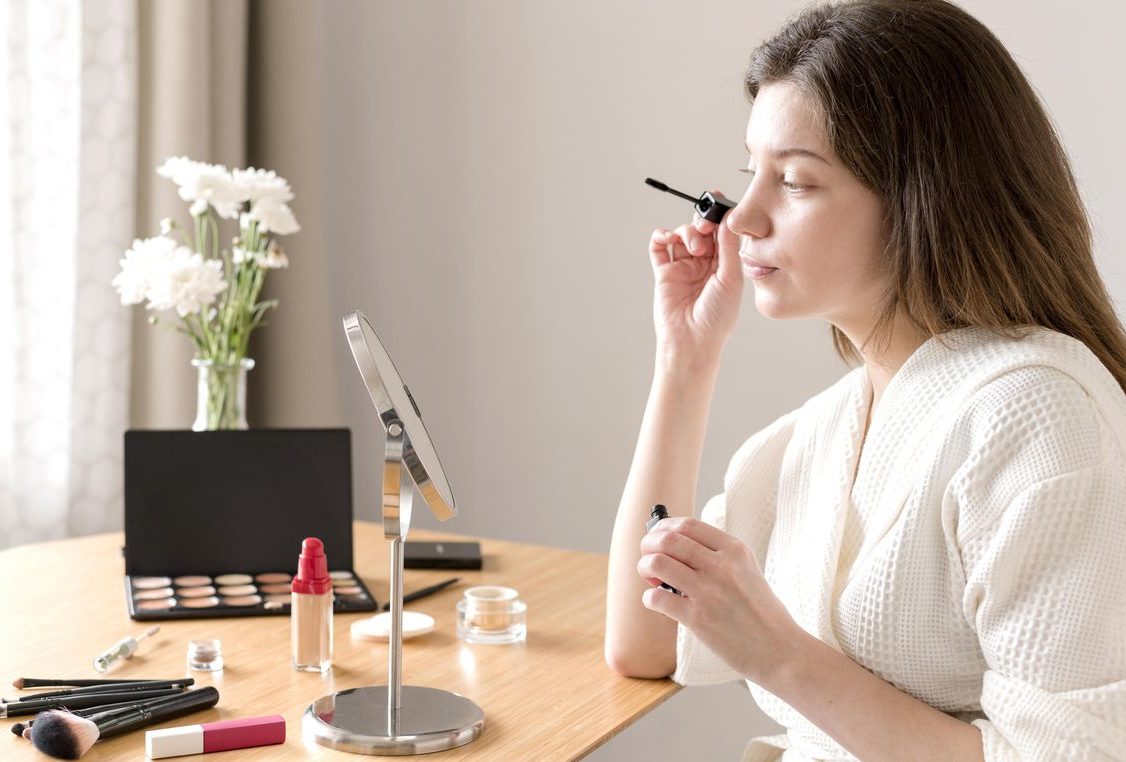 Wanita membersihkan makeup mata untuk mencegah infeksi mata akibat sisa kosmetik dan debu