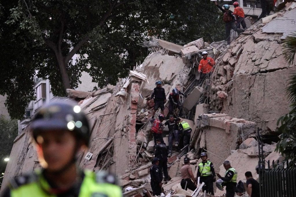 Tim penyelamat mengevakuasi korban gempa Venezuela yang menewaskan seorang ibu setelah menyelamatkan putrinya dari reruntuhan bangunan.