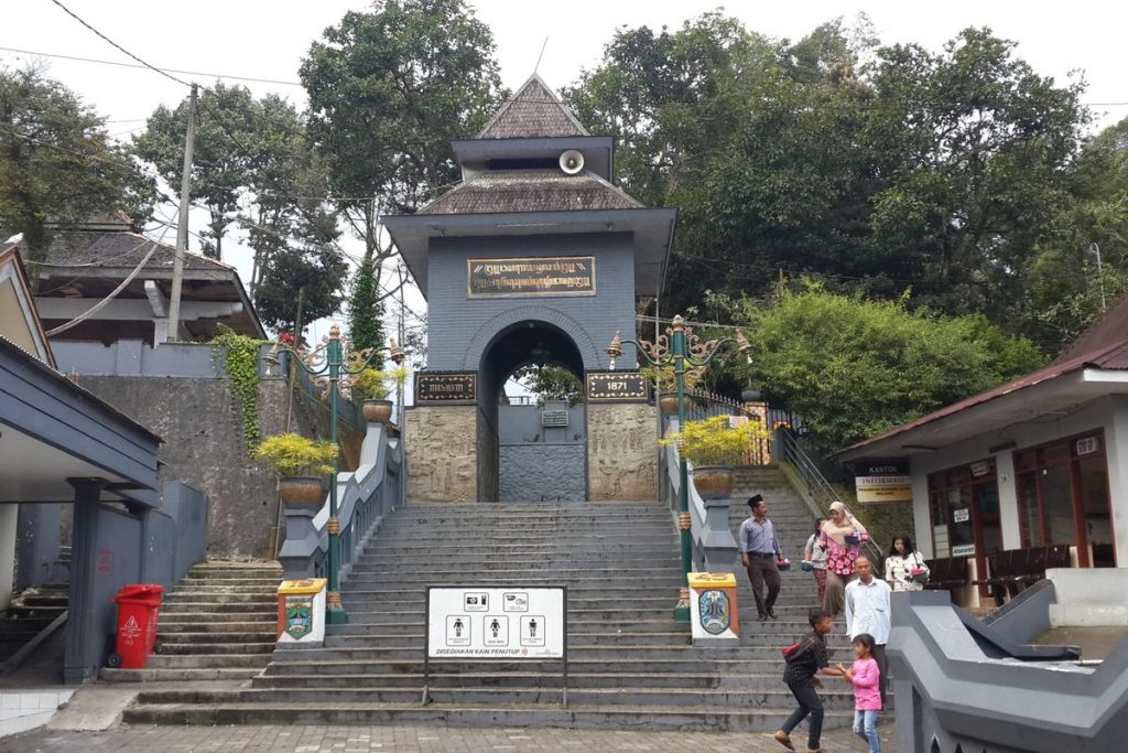 kawasan Pesarean Gunung Kawi di Malang menjadi simbol perpaduan budaya Jawa, Islam, dan Tionghoa yang berkembang sebagai destinasi wisata religi bersejarah.