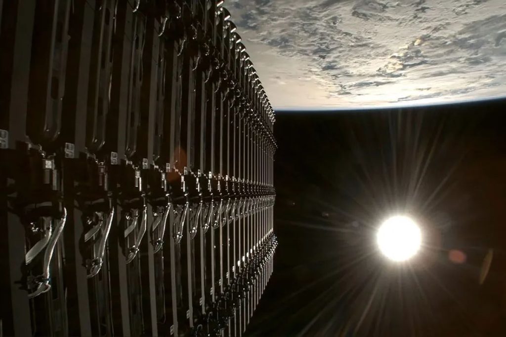 Ilustrasi proyek Starmind SpaceX berupa jaringan satelit AI yang mengorbit Bumi sebagai pusat data kecerdasan buatan.