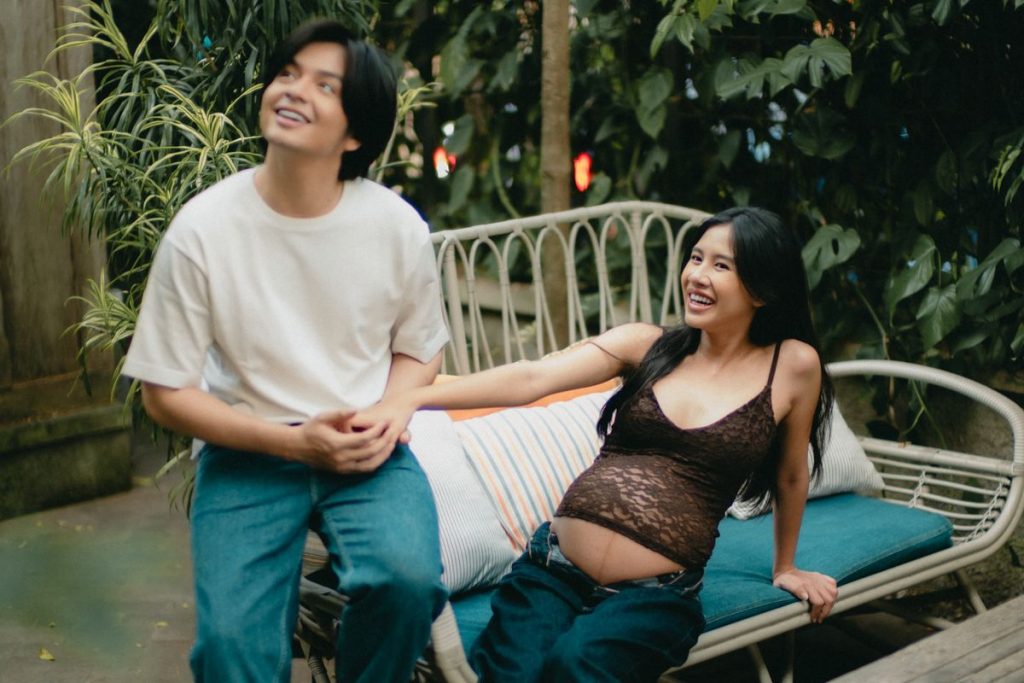 Shenina Cinnamon dan Angga Yunanda tampil dengan outfit kasual sederhana,