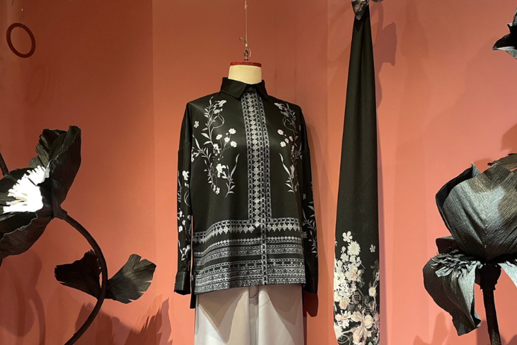 Model mengenakan koleksi Smara terbaru dari RiaMiranda dengan busana hitam elegan bernuansa modest fashion.