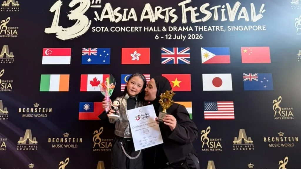 Mahyra menerima penghargaan di Asia Arts Festival 2026 Singapura usai meraih Silver Trophy dan Gold Trophy mewakili Indonesia.