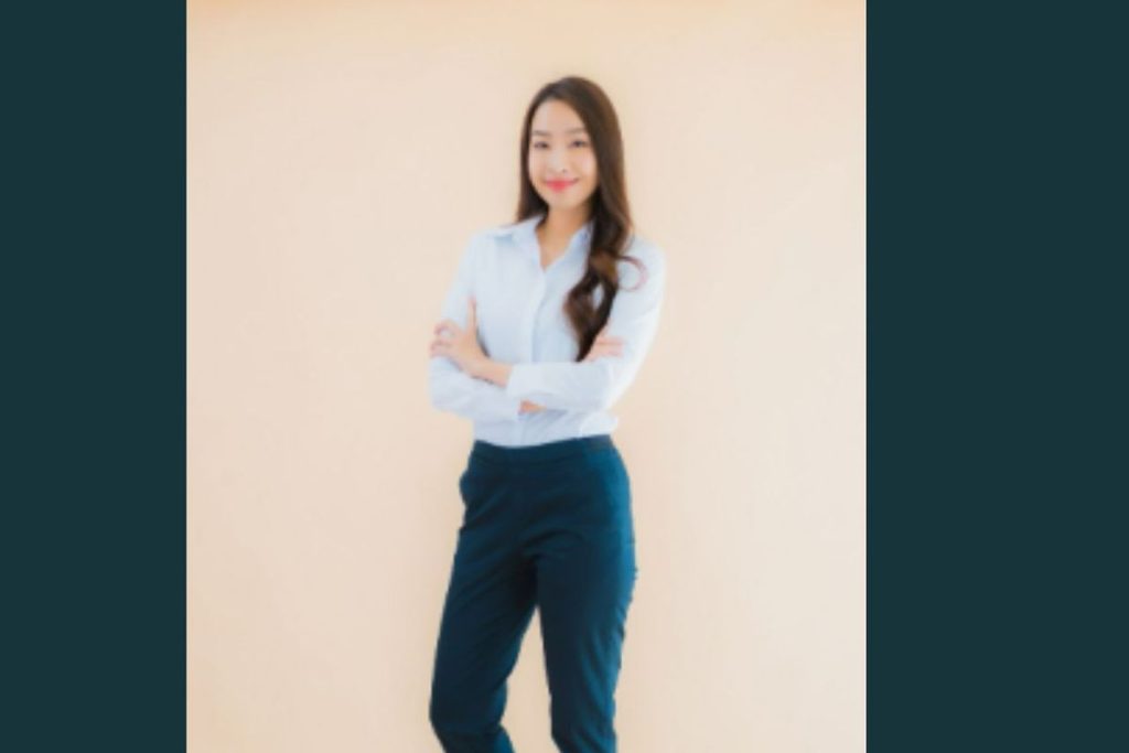 Kandidat mengenakan outfit rapi dan profesional saat mengikuti wawancara kerja di sebuah perusahaan.