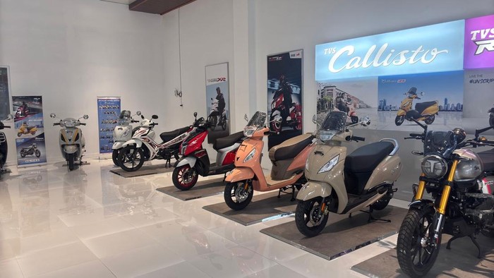 TVS Motor Company Indonesia memperkenalkan strategi bisnis dengan produk berkualitas, harga kompetitif, dan layanan purna jual untuk bersaing di pasar sepeda motor Indonesia.