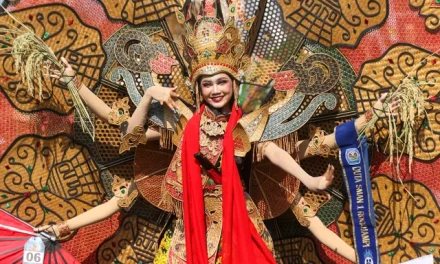 Gintangan Bamboo Festival Tampilkan Kostum Bambu Kreasi UMKM Banyuwangi