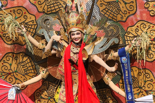 Gintangan Bamboo Festival Tampilkan Kostum Bambu Kreasi UMKM Banyuwangi